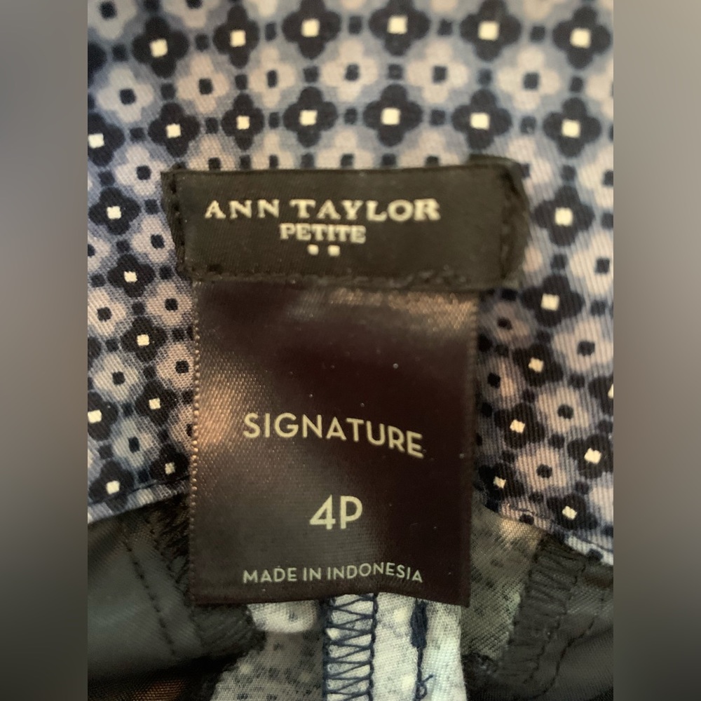 Ann Taylor Signature Crop Pants Size 4P - Picture 6 of 7